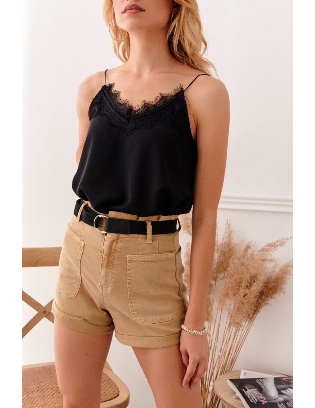 Women\'s short shorts with a belt, beige 018 - Online store - Boutique